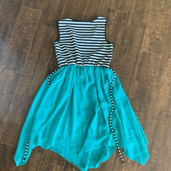 A sundress - Picture 3 of 3